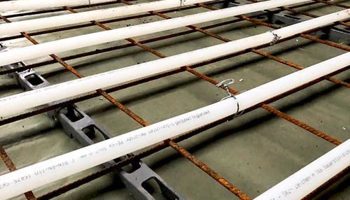 Detailfoto, XXL-Industrie, clip rails, bare pipe mat and white pipe fixed with binding wire