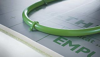 Detailfoto grünes Rohr mit langer Tackernadel