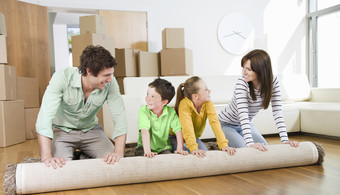 Familie rollt Teppich zusammen, Imagebild KLIMAPEX Kunststoffheizrohre