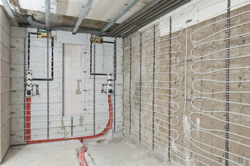 Installation surface, EMPUR® wet vertical wall heating with white pipe