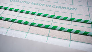 Detailfoto grünes Klettrohr auf Faserplatte
